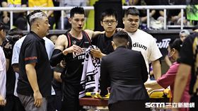 ▲高雄17直播鋼鐵人主場最終戰對台新夢想家，林書豪被犯規倒地噴鼻血。（圖／記者劉彥池攝影）