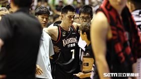 ▲高雄17直播鋼鐵人主場最終戰對台新夢想家，林書豪被犯規倒地噴鼻血。（圖／記者劉彥池攝影）