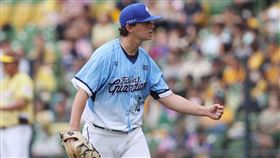 ▲肯特（Matthew Kent）因不滿主審給予暫停的時機，雙方板凳清空。（資料圖／翻攝自富邦悍將臉書）