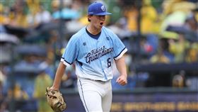 ▲肯特（Matthew Kent）因不滿主審給予暫停的時機，雙方板凳清空。（資料圖／翻攝自富邦悍將臉書）