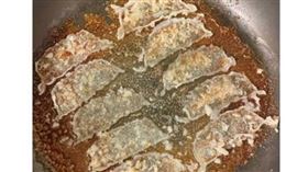 危機化作轉機！日網友抱怨「煎餃會黏鍋」 食品廠：鍋子借我研究來改善 味之素（圖／翻攝自推特）