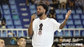 ▲高雄17直播鋼鐵人無緣季後賽，球員賽後聚集在場中感謝球迷，鐵米致詞落淚。（圖／記者劉彥池攝影）