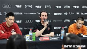 ▲高雄17直播鋼鐵人無緣季後賽，總教練鄭志龍、林書豪和陳又偉出席賽後記者會。（圖／記者劉彥池攝影）