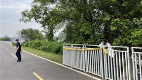 ▲新北市新莊新月橋下14日有民眾報案，疑有人卡在岸邊石縫中。警消緊急前往現場，發現卡著的是一名男子，已經沒有生命跡象，且因嚴重腐爛，臉部無法辨識，詳細死因還有待進一步調查。（圖／翻攝畫面）