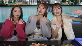 Kimi（左起）林襄與巫苡萱日前在《懿想天開》暢談啦啦隊甘苦談。（圖／翻攝自YouTube）