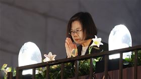 蔡總統出席佛誕浴佛孝親感恩祈福會佛教慈濟基金會14日晚間在兩廳院藝文廣場舉辦「2023年佛誕浴佛孝親感恩祈福會」，總統蔡英文也到場與會，和現場法師及眾人一起為家人、台灣、全球祈福。中央社記者張新偉攝  112年5月14日