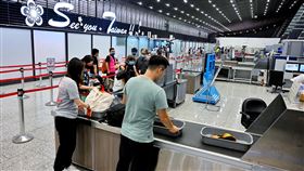 G7峰會將在日登場  桃園機場加強安檢（3）桃園國際機場因應日本G7峰會舉行期間強化航空保安需求，14日晚間6時起到23日加強飛日本航班安檢作業，航警局呼籲赴日旅客除提早到機場報到，安檢時可先取出電腦、平板及行動電源，脫掉外套、帽子及皮帶，使安檢流程更順暢。中央社記者吳睿騏桃園機場攝  112年5月14日