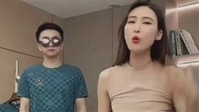 網紅直播胸部滑掉（圖／翻攝自微博）