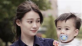 ▲台北市松山分局交通隊女警林思妤首次帶著兒子在鏡頭前亮相。還跳「開花舞」，祝福辛苦的母親，母親節快樂。（圖／翻攝自台北波麗士官方IG）