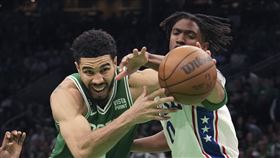 波士頓塞爾蒂克靠主將塔特姆（Jayson Tatum，圖左）砍進NBA史上第7戰最高的51率領下，以112比88擊退費城76人，以4比3戰績連續第2年挺進美國職籃NBA東區冠軍戰。（圖／美聯社／達志影像）