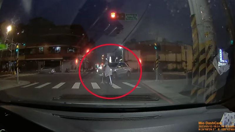 婦拄拐杖走斑馬線 休旅車無情切西瓜搶過