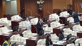 王世堅質詢蔣萬安。（圖／記者許皓婷攝影）