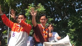 前進黨總理候選人皮塔拜票泰國14日進行國會眾議院選舉，前進黨以黑馬之姿，拿下最多席次，有望組閣。圖為黨主席皮塔（前右）13日在曼谷市區掃街拜票。中央社記者呂欣憓曼谷攝  112年5月15日