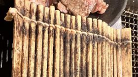 燒肉，竹排，竹盤，縫隙藏黑色汙垢，發霉，牛舌，連鎖品牌，　4.9顆星(圖／翻攝畫面)