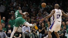 ▲塞爾提克布朗（Jaylen Brown）跌坐76人板凳席遭拉膝蓋，2人發生爭執。（圖／美聯社／達志影像）