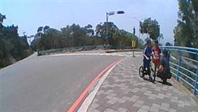 2名男童到望高寮看風景，一見警察嚇哭，以為要被抓走，女警安撫，(圖／翻攝畫面)