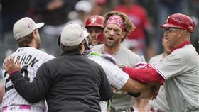▲費城人哈波（Bryce Harper）衝出休息室引發板凳清空。（圖／美聯社／達志影像）