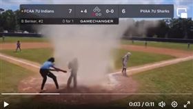 ▲美國少棒比賽，賽中本壘突然出現「龍捲風」，主審緊急救援受困捕手。（圖／翻攝自Jomboy Media推特）