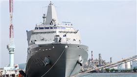 潛艦國家隊可帶動台灣高科技產業發展台船董事長鄭文隆表示，現有85項潛艦設備已可由台灣本土製造，日後若有外售機會，必須核發輸出許可。圖為台船自製的萬噸級兩棲船塢運輸艦玉山軍艦。中央社記者王騰毅攝  112年5月14日