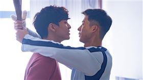 林柏宏（左）在《關於我和鬼變成家人的那件事》飾演「死掉的Gay」毛毛，跟許光漢有許多搞笑互動。。（圖／金盞花大影業提供）