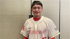 ▲劉基鴻14日第一次參與板凳清空，透露上場先手熟人聊天。（圖／中央社）