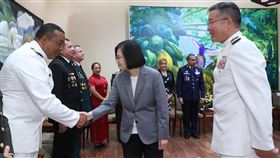 蔡總統接見遠朋西語高階軍官班總統蔡英文（前中）15日在總統府接見「112年遠朋西語高階軍官班第15期」參訓學員，與中南美洲邦交國高階將領握手致意。中央社記者鄭傑文攝  112年5月15日