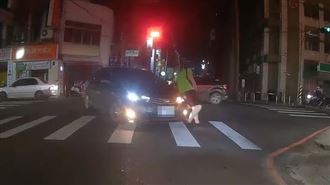 斑馬線快跑通過！回頭看…車竟轉彎撞上來