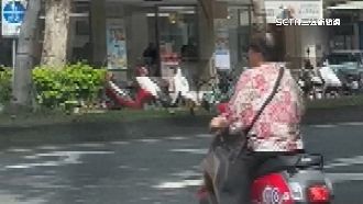 獨／怕壓壞髮型！西瓜姐不戴安全帽騎車