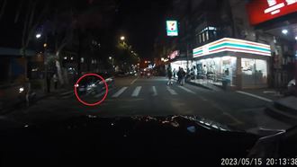 學生飛奔過斑馬線遭撞飛！她目擊心狂跳