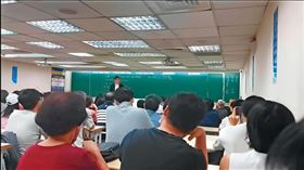 曾國緯吸金案曝光後，川晟集團核心幹部向投資人說明原委，被害人群情激憤報案處理。（翻攝宅女退休吃喝生活YouTube）