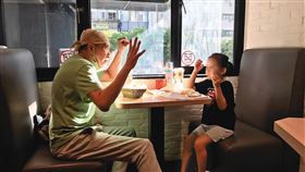 秦漢（左）很享受照顧5歲孫女的樂趣。（圖／孫國豪提供）