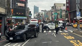 台南自小客車與行人擦撞事故  6歲童倒地命危台南市一名孕婦8日上午駕駛自小客車行經北區忠義路左轉成功路時，擦撞到正在過馬路的一對母女，造成38歲母親受傷送醫，6歲女童命危搶救中。（讀者提供）中央社記者楊思瑞台南傳真  112年5月8日