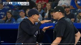 ▲洋基總教練布恩（Aaron Boone）抗議好球帶被趕出場。（圖／翻攝自MLB官網）