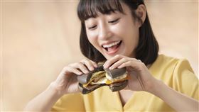 同場加映「微牽絲起司排脆豬堡」，使用本產豬後腿肉製成的炸豬排，同樣不容錯過。（圖／品牌業者提供）