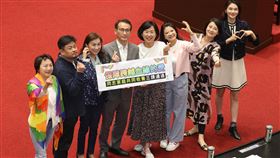 立院三讀 同婚專法納共同收養子女規定立法院會16日三讀修正通過司法院釋字第748號解釋施行法第20條條文，讓雙方當事人之一方收養他方的子女或共同收養時，準用民法關於收養的規定。圖為民進黨立委范雲（左1）、鄭運鵬（左4）、蘇巧慧（右4）等人在議場持「保障跨越血緣的愛」標語合影。中央社記者謝佳璋攝  112年5月16日