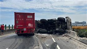 西濱,曳引車,機械,車禍（圖／翻攝畫面）