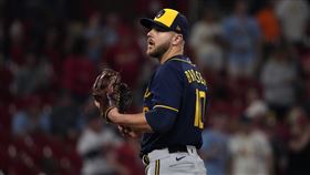 ▲釀酒人二壘手布羅索（Mike Brosseau）登板慘挨滿貫砲。（圖／美聯社／達志影像）