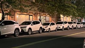 台灣人超愛買「白車」？路邊刷一整排超團結　3大優勢一次看（圖／翻攝自路上觀察學院）