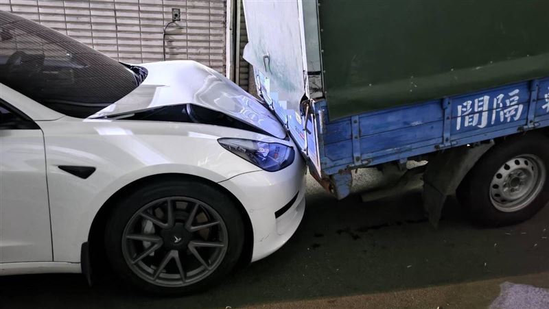 貨車「倒退嚕」撞爛特斯拉車頭　畫面曝光