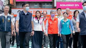 行政院長陳建仁今（16）日視察「桃園閃耀雙城飛翔－長庚新驛站亮點工程」，透過實地勘查，檢視我國行人道路交通環境。(圖/翻攝陳建仁臉書)