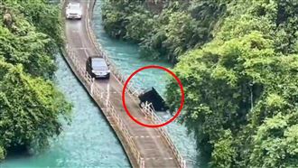 飆速網紅浮橋！失控墜河釀5死3傷　影片曝