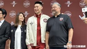 高雄鋼鐵人總經理、球星林書豪一起出席記者會。（圖／記者蔡厚瑄攝影）