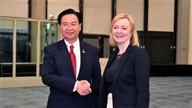 英國前首相特拉斯訪台 外交部長吳釗燮接機英國前首相特拉斯（右）於16日至20日訪問台灣，她所搭乘的中華航空公司CI82班機在16日晚間抵達桃園國際機場，外交部長吳釗燮（左）親自前往國賓門接機。中央社記者吳睿騏桃園機場攝  112年5月16日