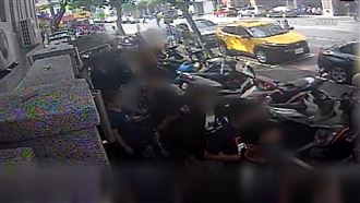 獨／為搶小黃考證號碼牌！警局排破百人龍