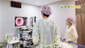 大腸腺瘤及大腸癌年輕化，與肥胖及代謝症候群增加息息相關，醫師建議：男性、抽菸、肥胖、糖尿病、有大腸癌家族史者，應提早到40歲進行大腸癌篩檢