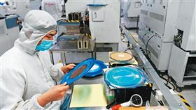 新冠疫情期間，汽車業飽受缺晶片之苦，劉揚偉打算建立晶片供應鏈，以晶片換代工訂單。（東方IC）