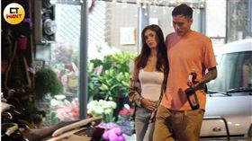 一走出素食餐廳，小倆口立刻甜蜜地黏在一起，一路上都緊摟著對方。（圖／CTWANT）