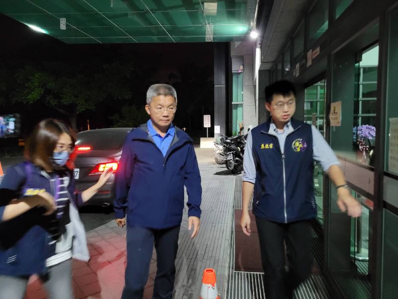 宜蘭縣三星鄉長李志鏞涉貪 遭送法辦宜蘭縣三星鄉長李志鏞（中）涉犯貪污治罪條例，深夜遭廉政署官員移送宜蘭地方檢察署偵辦
