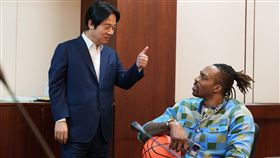 賴清德合體「魔獸」霍華德（圖／文總提供）