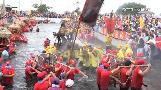 傳承185年祭典！數10頂神轎衝水路迎客王